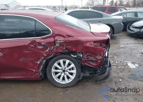 2018 Toyota Camry Le z USA, uszkodzony, nr VIN 4T1B11HK1JU571875